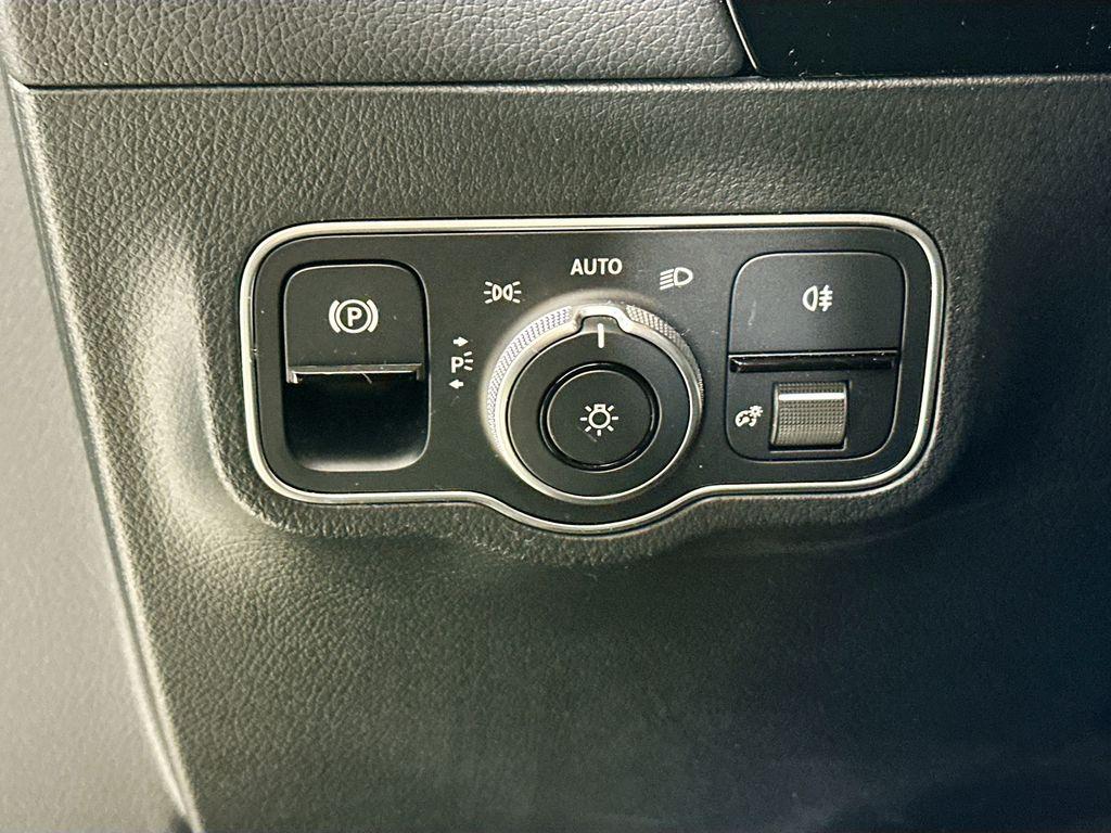 MERCEDES-BENZ GLA - 10