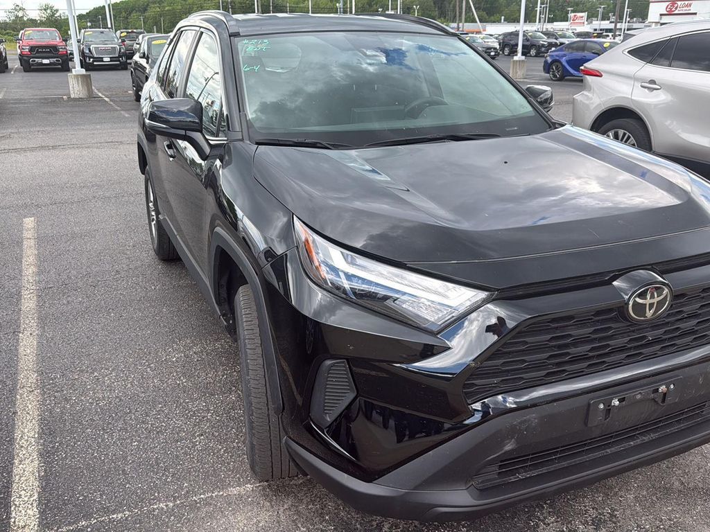 2025 Toyota RAV4 XLE photo 8