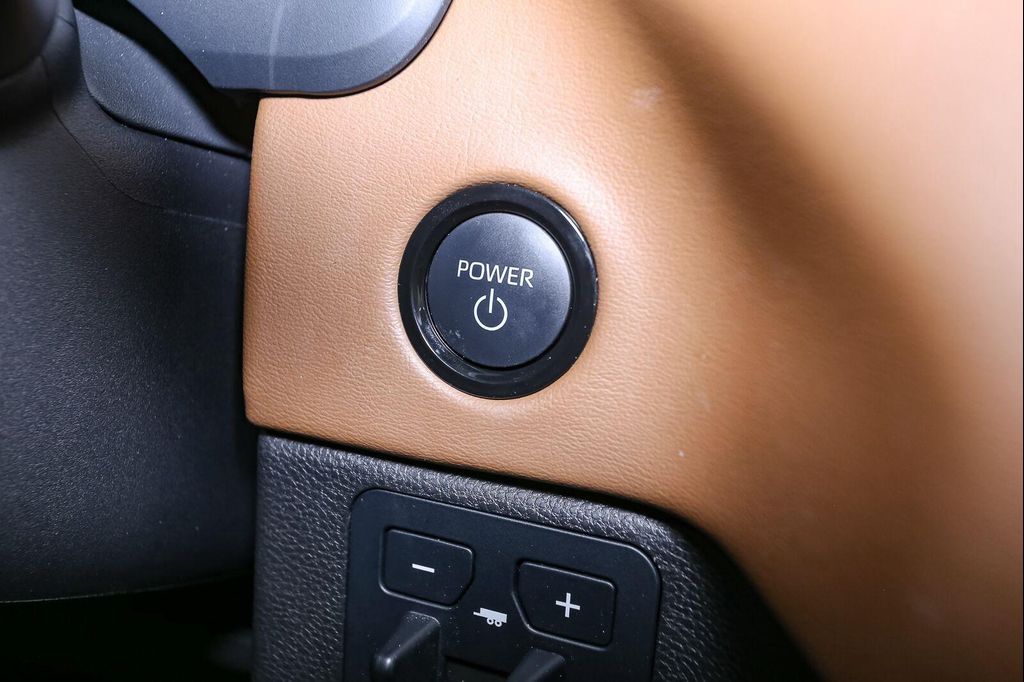 صورة 37 لـ 2025 Toyota SEQUOIA 1794 EDITION