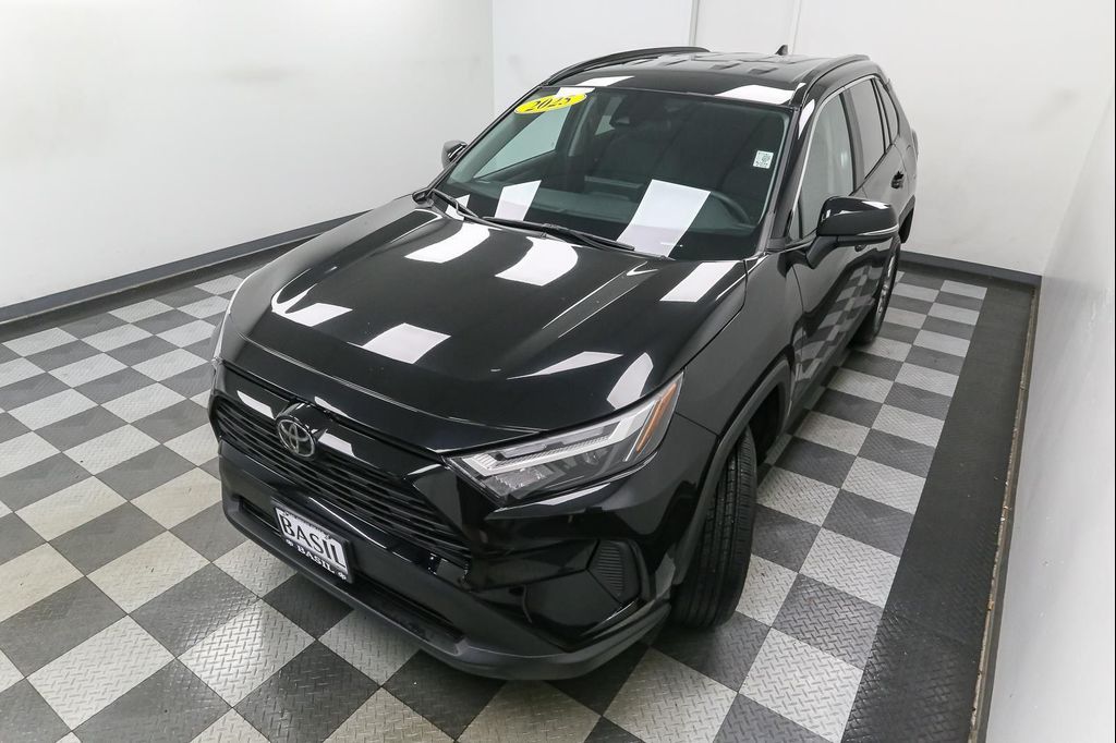 صورة 6 لـ 2025 Toyota RAV4 XLE