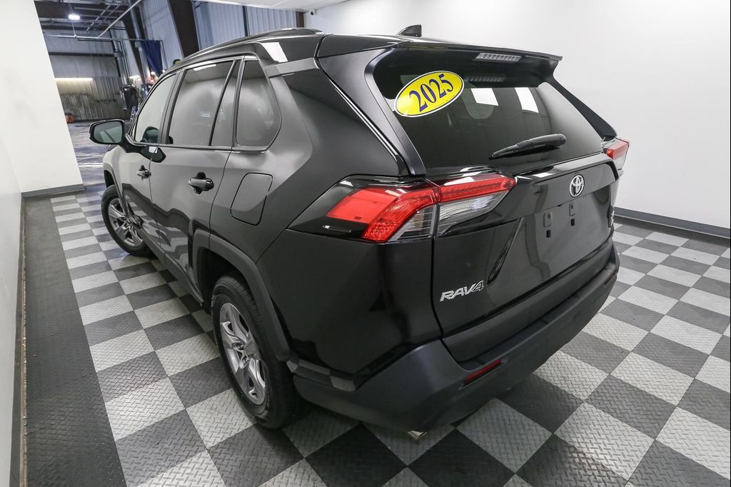 صورة 9 لـ 2025 Toyota RAV4 XLE