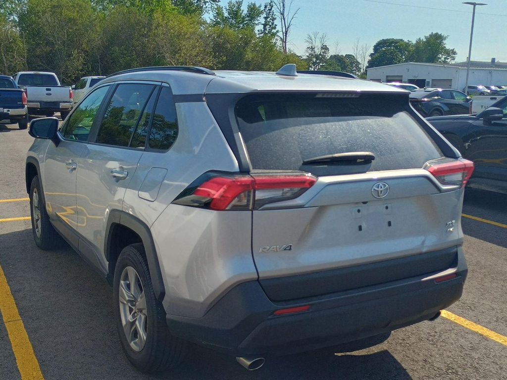صورة 3 لـ 2024 Toyota RAV4 XLE