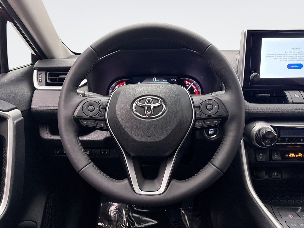 2025 Toyota RAV4 XLE — миниатюра 12
