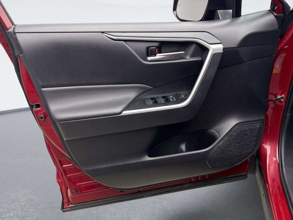 2025 Toyota RAV4 XLE 照片 9