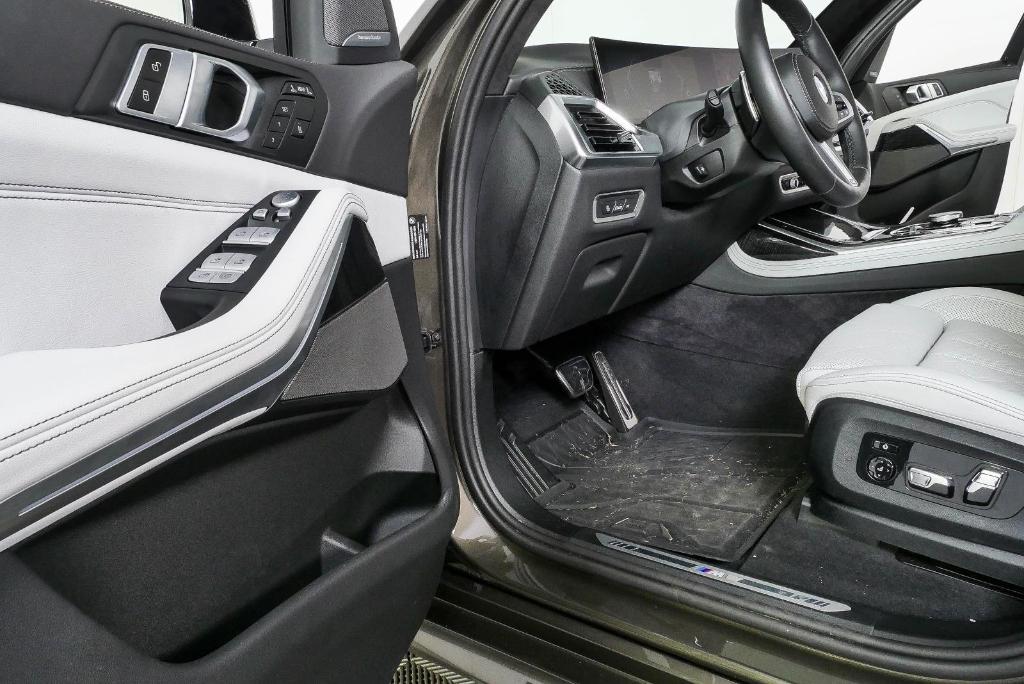 صورة 8 لـ 2025 BMW X7 XDRIVE40I