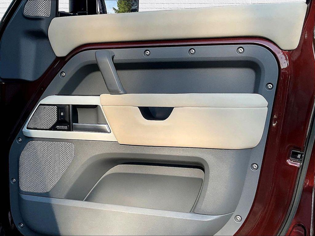 صورة 24 لـ 2023 LAND Rover DEFENDER 130 SE