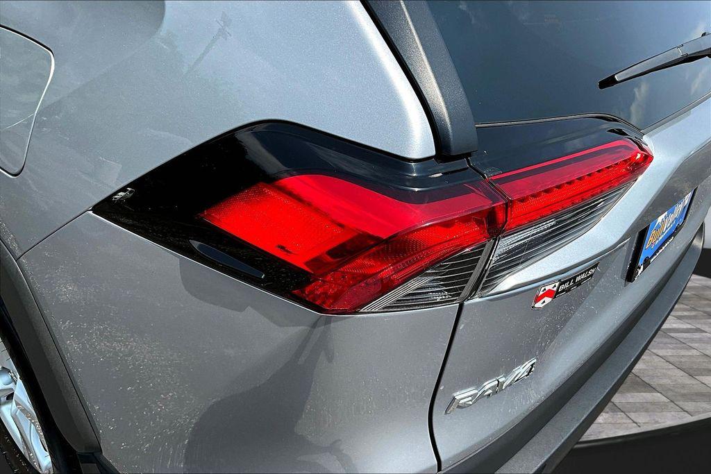 2021 Toyota RAV4 XLE thumbnail 26