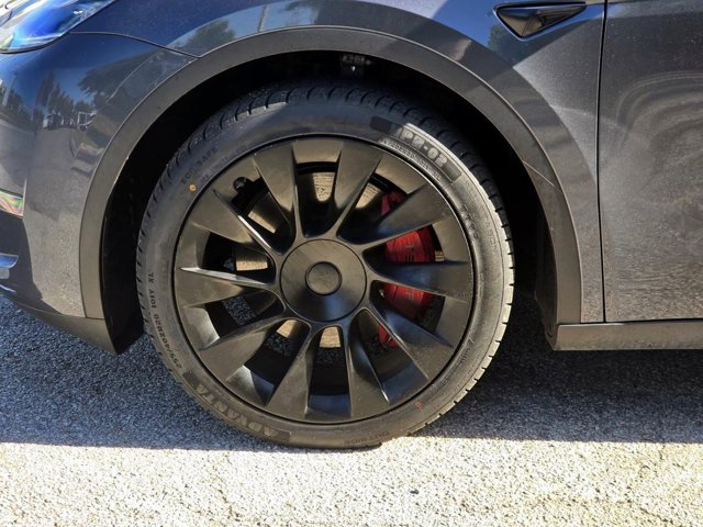 TESLA MODEL Y LONG RANGE - 8