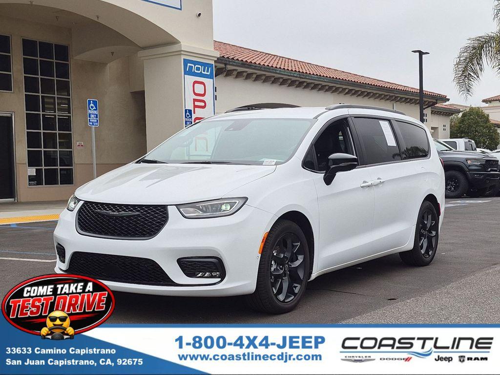 New 2026 Chrysler Pacifica Select