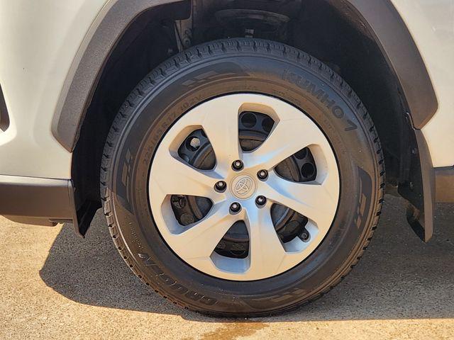 صورة 8 لـ 2024 Toyota RAV4 LE