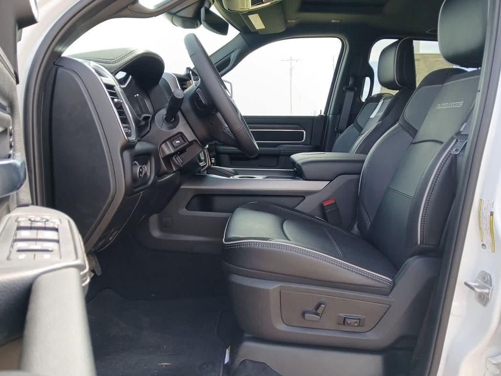 صورة مصغرة 21 لـ 2026 RAM 3500 LARAMIE MEGA CAB 4X4 6'4' BOX