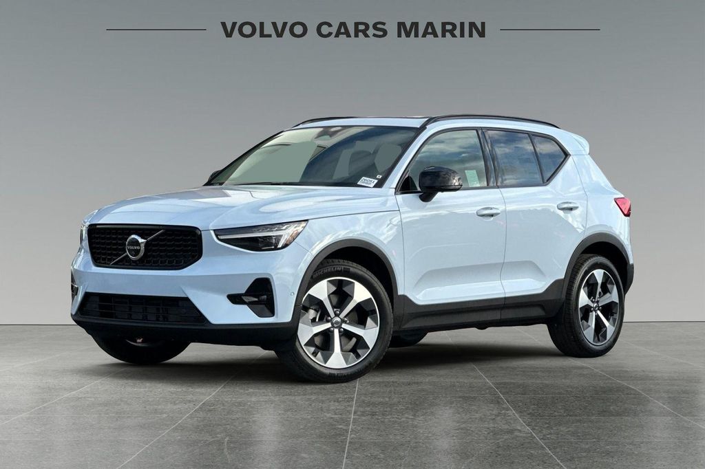 New 2026 Volvo XC40 Plus, B5 AWD Gas (mild hybrid), Dark