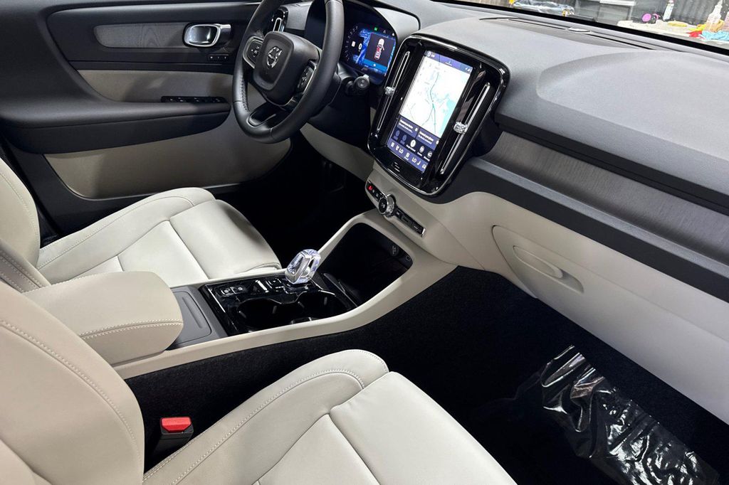 صورة مصغرة 18 لـ 2026 Volvo XC40 PLUS, B5 AWD GAS (MILD HYBRID), DARK