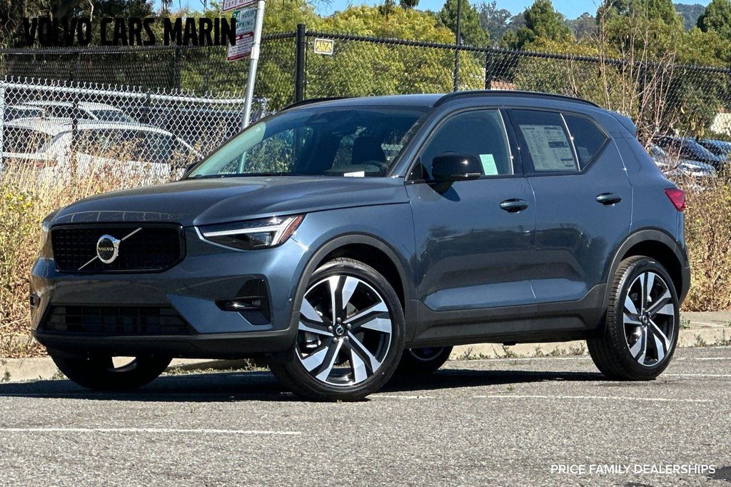 New 2026 Volvo XC40 Ultra, B5 AWD Gas (mild hybrid), Dark