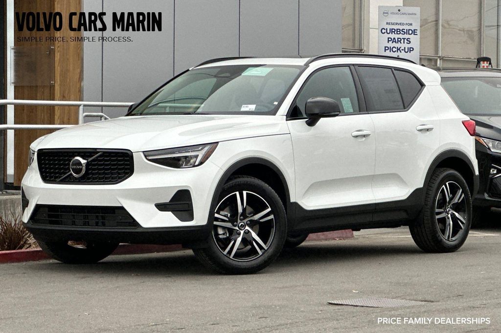New 2026 Volvo XC40 Core, B4 FWD Gas (mild hybrid), Dark