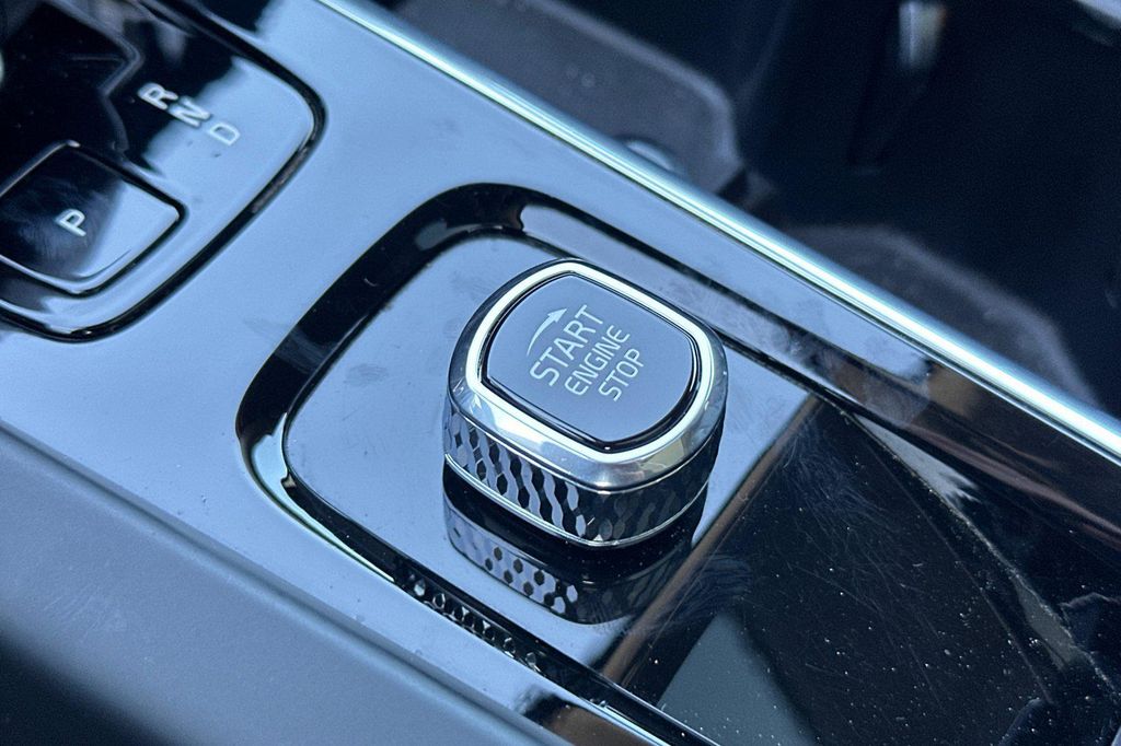 صورة مصغرة 26 لـ 2024 Volvo XC60 B5 PLUS DARK THEME