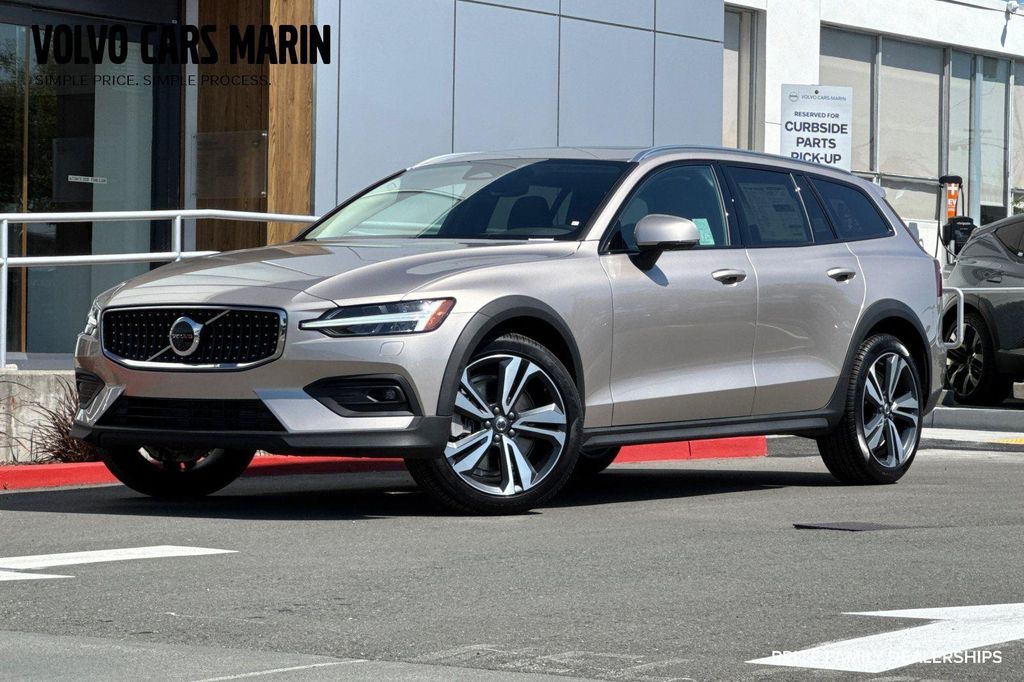 New 2026 Volvo V60 Cross Country Plus, B5 AWD Gas (mild hybrid)