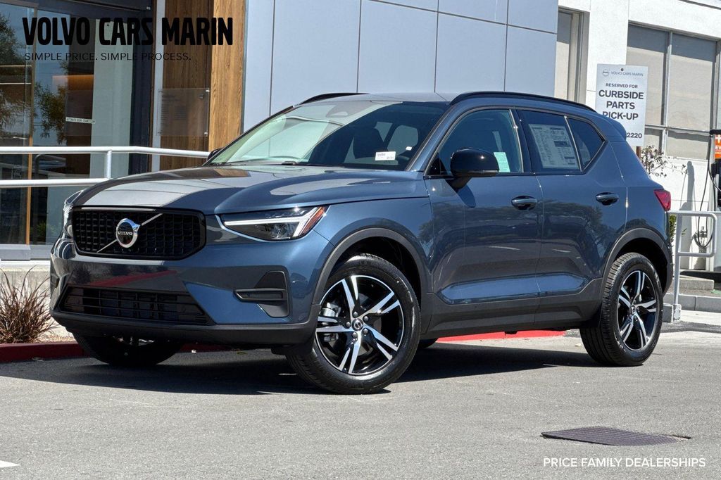 New 2026 Volvo XC40 Core, B5 AWD Gas (mild hybrid), Dark