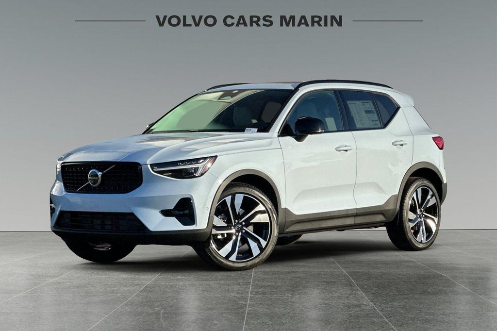 New 2026 Volvo XC40 Ultra, B5 AWD Gas (mild hybrid), Dark