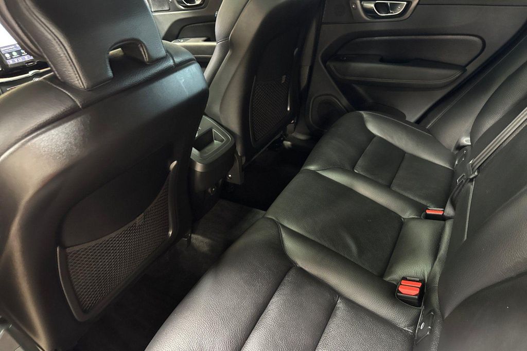 2022 Volvo XC60 B5 MOMENTUM 照片 4