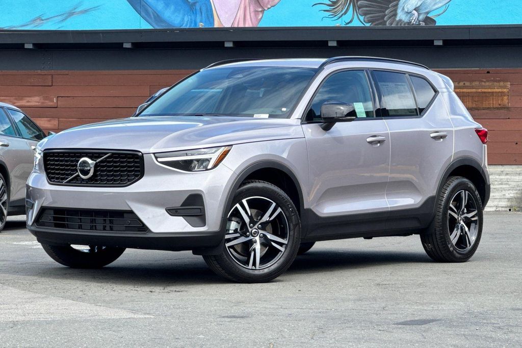 New 2026 Volvo XC40 Core, B4 FWD Gas (mild hybrid), Dark