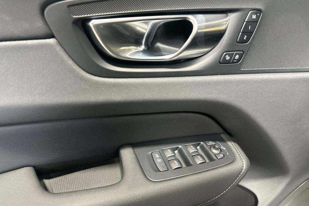2026 Volvo XC60 PLUG-IN HYBRID PLUS, T8 AWD ELECTRIC/GASOLINE — миниатюра 14