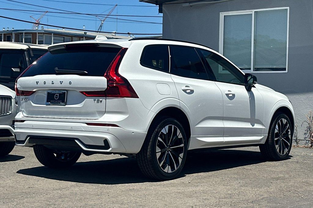 2026 Volvo XC60 PLUG-IN HYBRID PLUS, T8 AWD ELECTRIC/GASOLINE — миниатюра 2