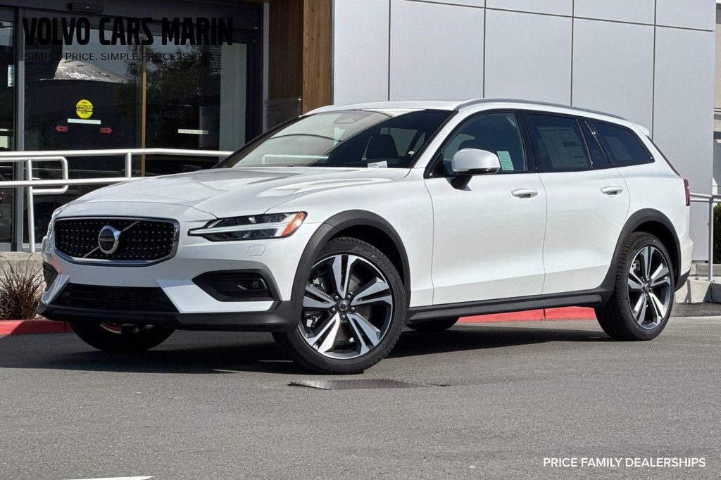 New 2026 Volvo V60 Cross Country Plus, B5 AWD Gas (mild hybrid)