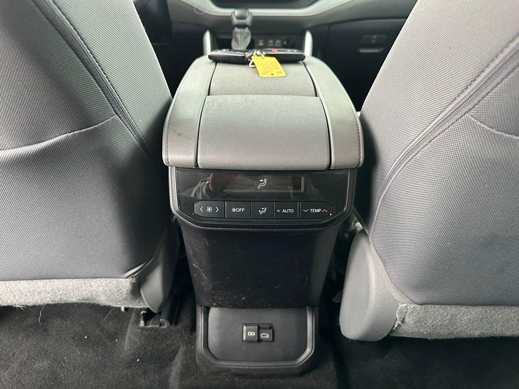 صورة مصغرة 26 لـ 2023 Toyota HIGHLANDER L