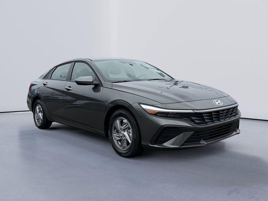 New 2026 Hyundai ELANTRA SE
