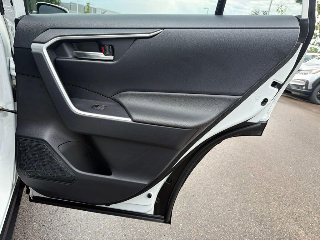 صورة 12 لـ 2025 Toyota RAV4 PLUG-IN HYBRID SE