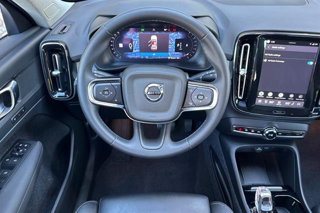 صورة مصغرة 15 لـ 2024 Volvo XC40 B5 PLUS DARK THEME