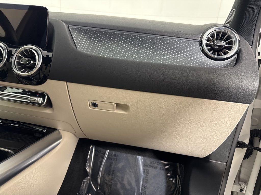 MERCEDES-BENZ GLA - 10