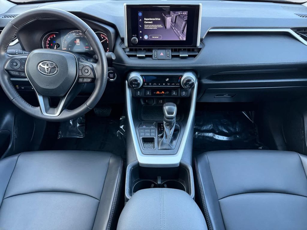 صورة 6 لـ 2025 Toyota RAV4 XLE PREMIUM