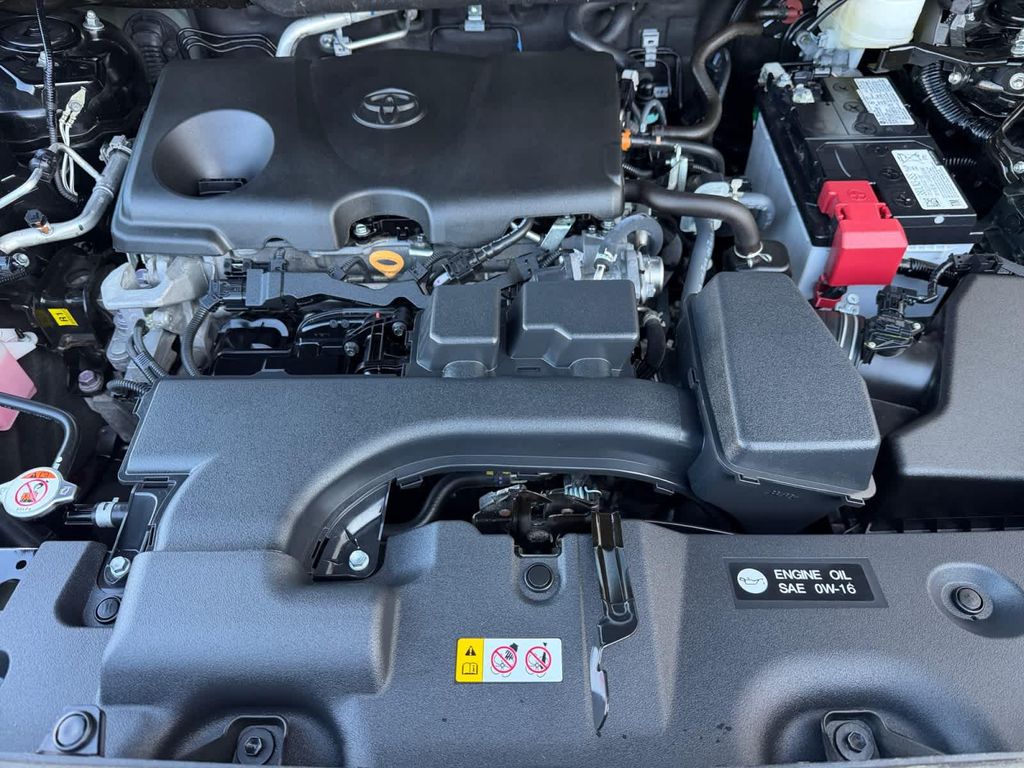 صورة 8 لـ 2025 Toyota RAV4 XLE PREMIUM