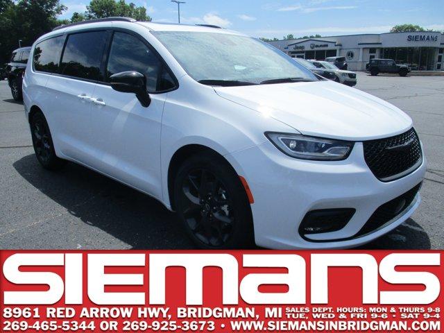 New 2025 Chrysler Pacifica Limited