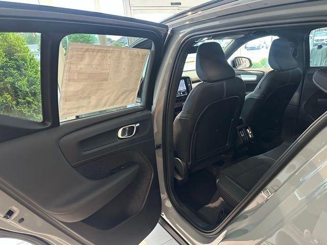 صورة 8 لـ 2026 Volvo XC40 B5 ULTRA BLACK EDITION