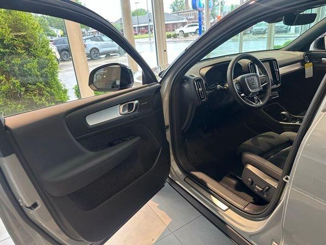 صورة 7 لـ 2026 Volvo XC40 B5 ULTRA BLACK EDITION