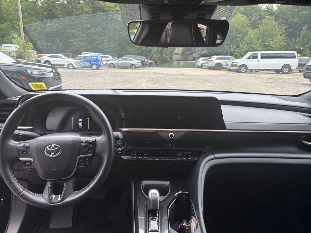 2025 Toyota CROWN XLE — миниатюра 30