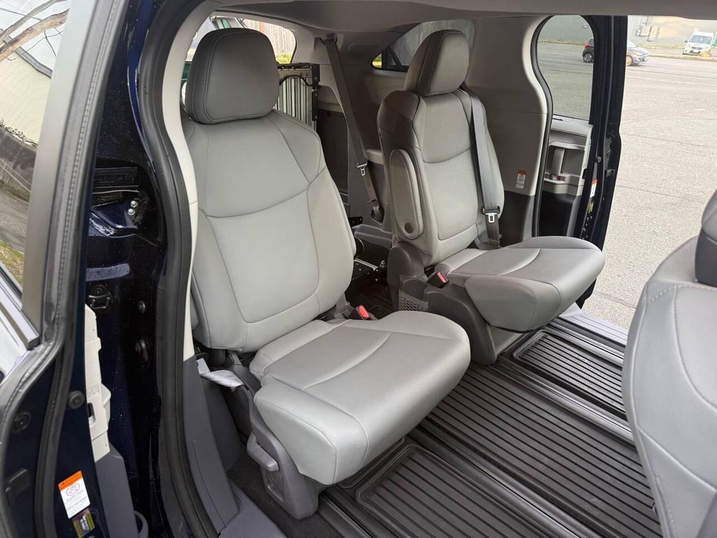 2021 Toyota SIENNA XLE 7 PASSENGER photo 25