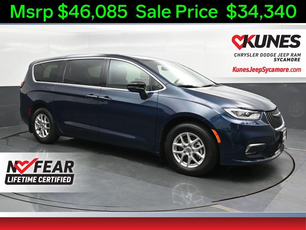 New 2025 Chrysler Pacifica Select