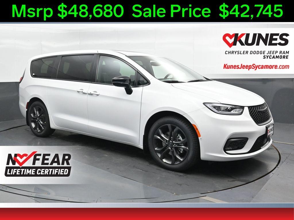 New 2026 Chrysler Pacifica Select