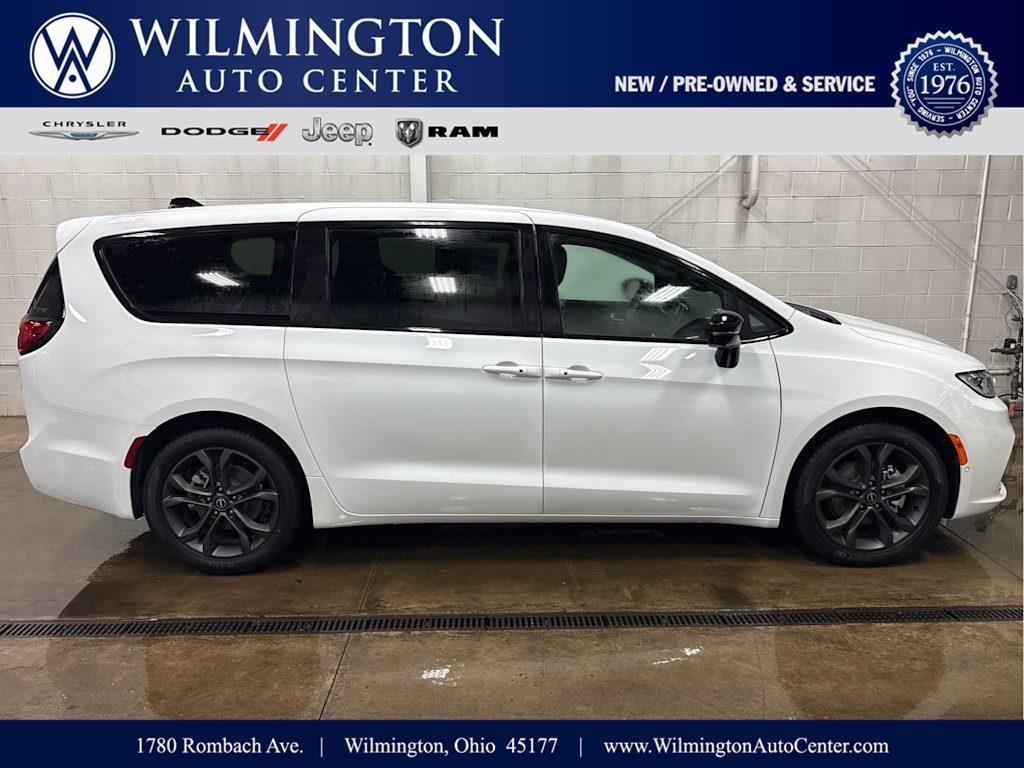 New 2026 Chrysler Pacifica Select