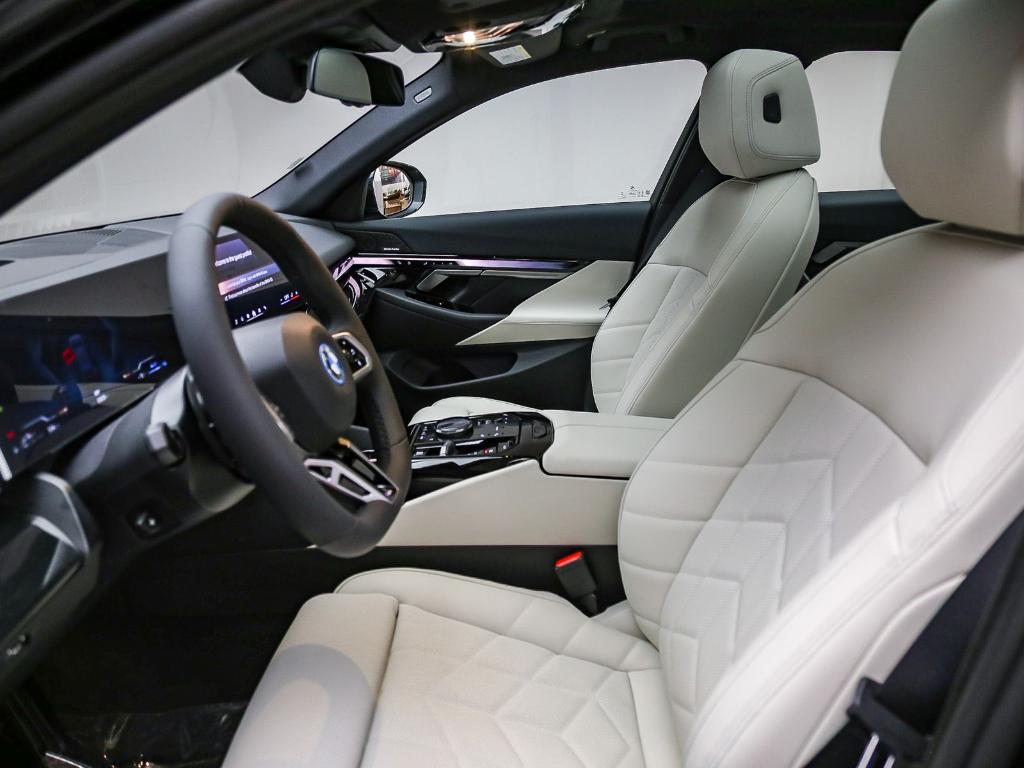 صورة مصغرة 20 لـ 2027 BMW 550E 550E XDRIVE