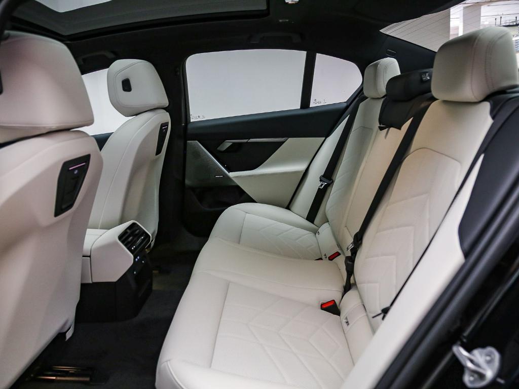 صورة مصغرة 21 لـ 2027 BMW 550E 550E XDRIVE