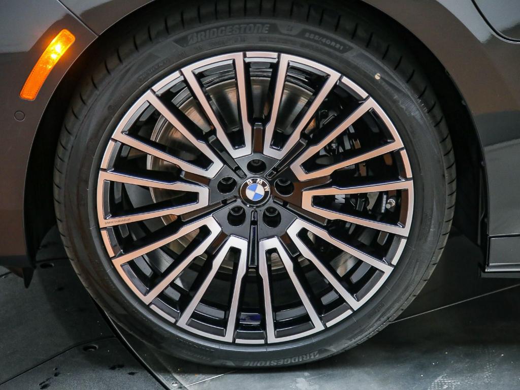 2026 BMW 750E XDRIVE — фото 10