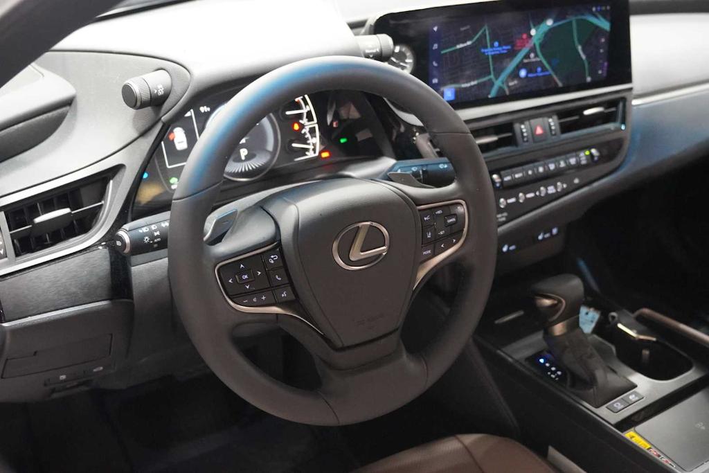 صورة 10 لـ 2025 Lexus ES 300H BASE