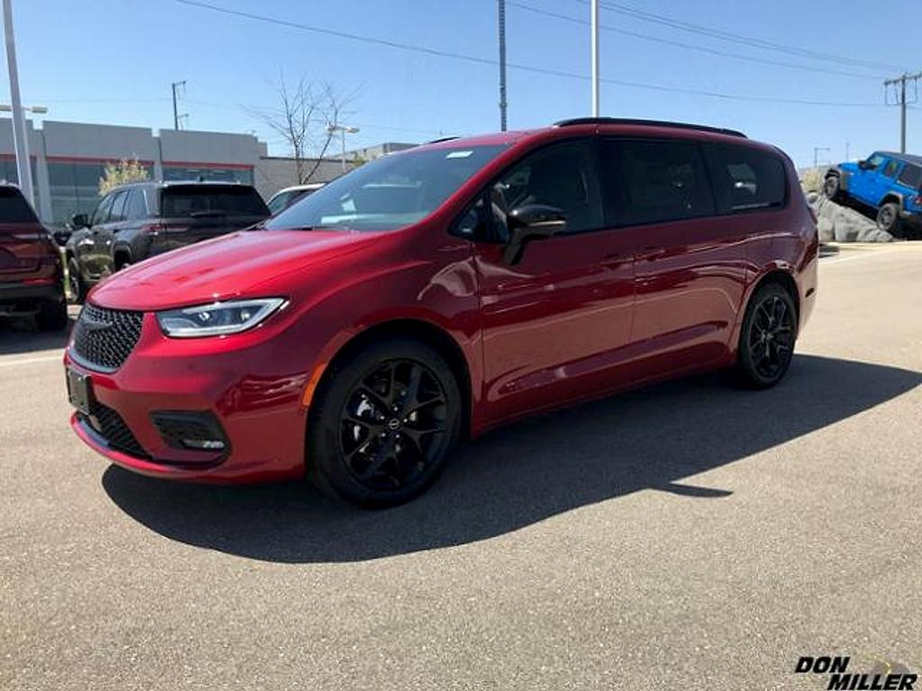 New 2026 Chrysler Pacifica Select