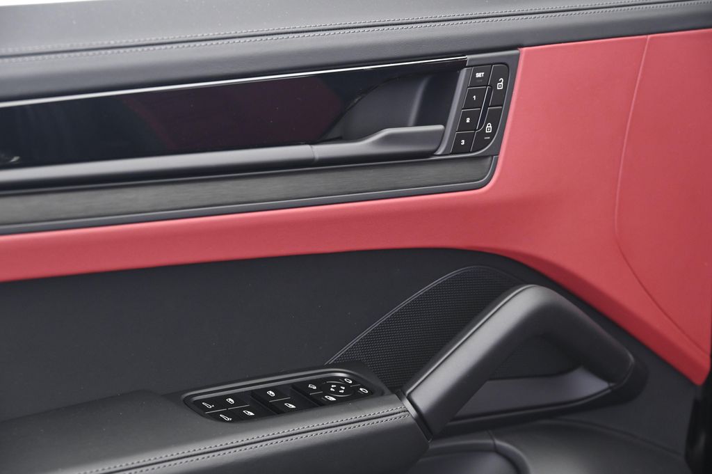 2026 Porsche CAYENNE GTS thumbnail 27