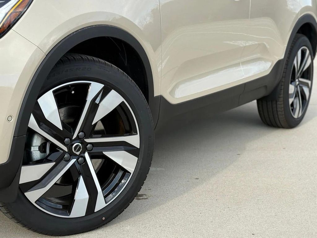 صورة 8 لـ 2026 Volvo XC40 B5 PLUS